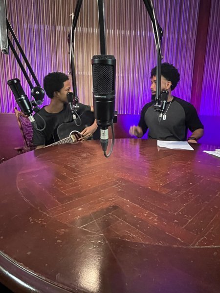 Fotografía de Korven Brox - korven-brox-siendo-entrevistado