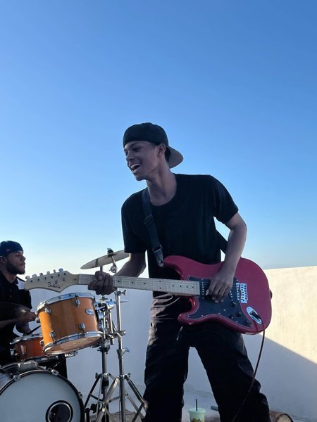 Fotografía de Korven Brox - korven-brox-zurdo-guitarrista