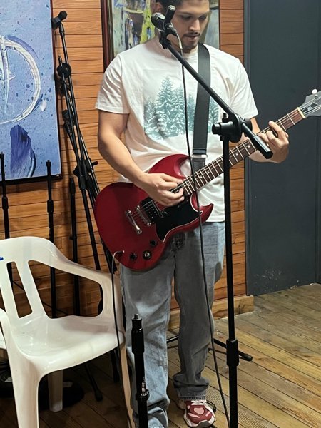 Fotografía de Korven Brox - toqita-grunjeo-guitarrista-korven-brox