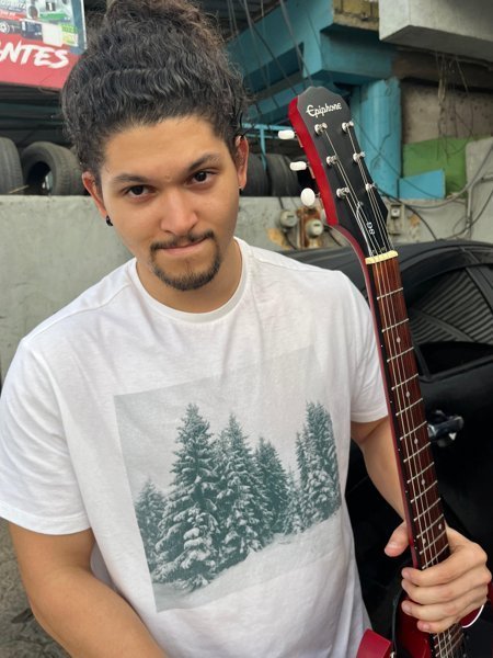 Fotografía de Korven Brox - toqita-korven-brox-grunjeo-guitarrista